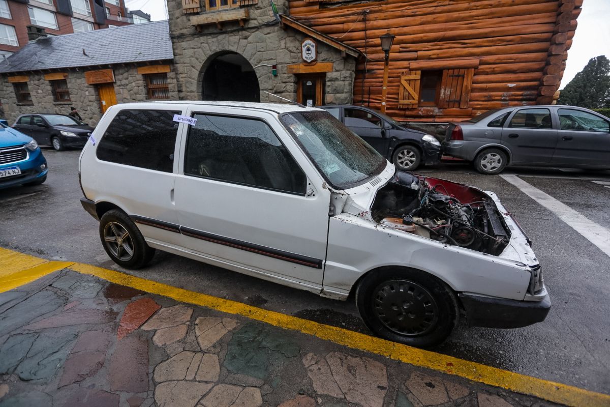 Le sustrajo las cubiertas a un auto y se las puso al suyo pero fue detenido