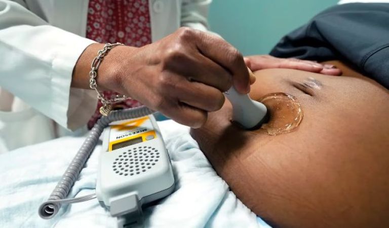 Le trasplantaron el útero de su hermana, y pudo ser madre: ¿existe esta operación en Argentina?