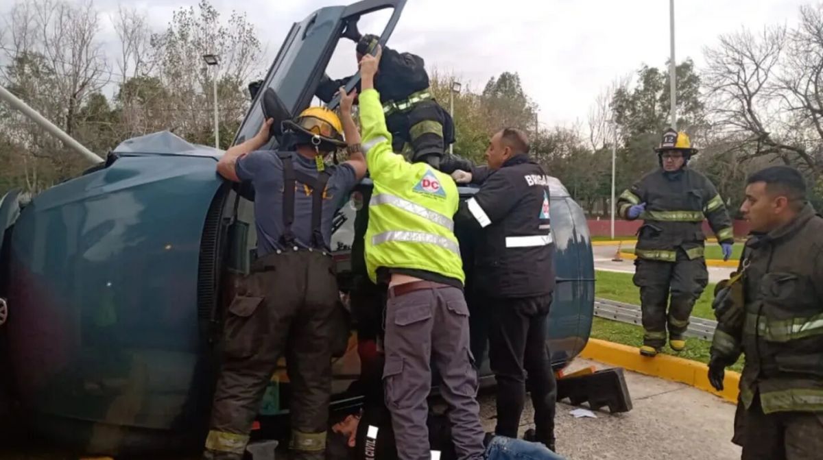 Volcó mientras rendía la prueba para sacar la licencia de conducir: quedó atrapada y debieron asistirla