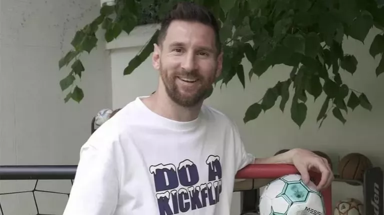 Furor por la remera que usó Messi para comunicar su llegada al Inter Miami:  la frase que refleja su decisión, el precio y la locura que desató - Infobae