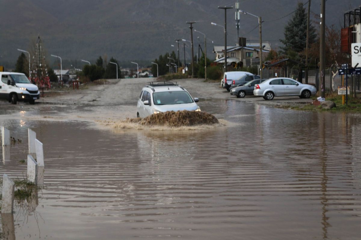 Calles imposibles en los barrios, autos atascados y una laguna sobre la ruta