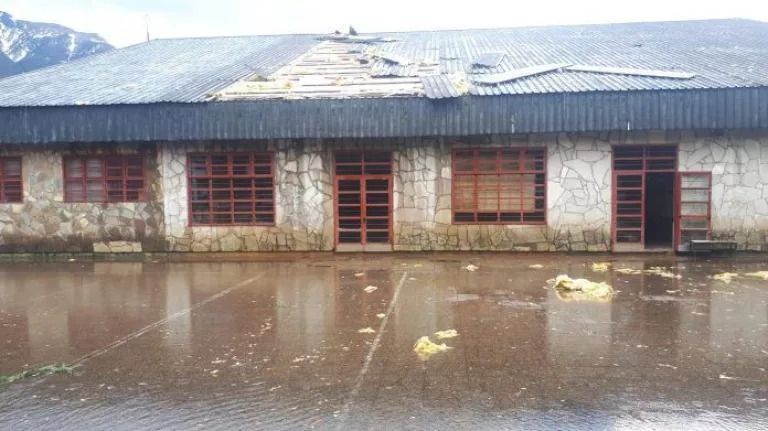 Se voló el techo de una escuela y están las clases suspendidas