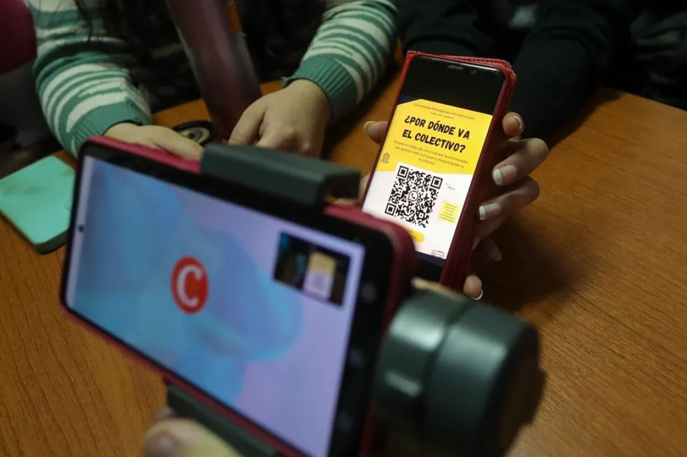 Estudiantes hicieron una comunidad para saber "por dónde va el colectivo" y el WhatsApp explota