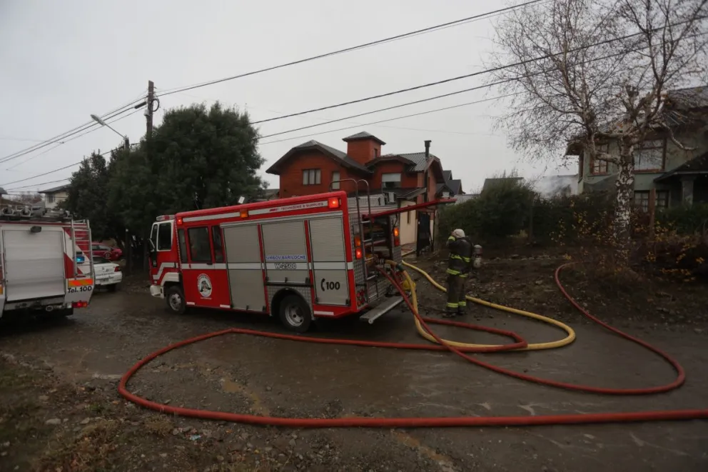 Bomberos controlaron un principio de incendio en un depósito de Las Victorias