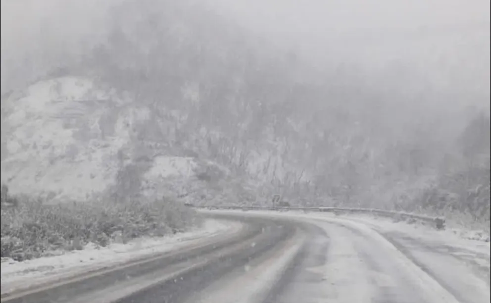 Nieva intensamente en las zonas altas de la ruta 40 y piden conducir con extrema precaución