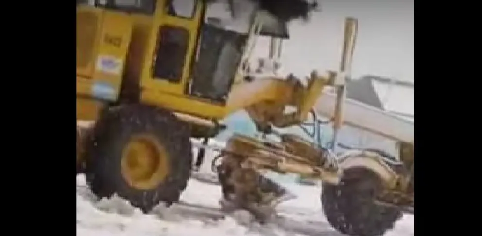 Video: Una cuadrilla municipal tiraba arena para despejar la nieve... pero atrás venía la máquina y la levantaba