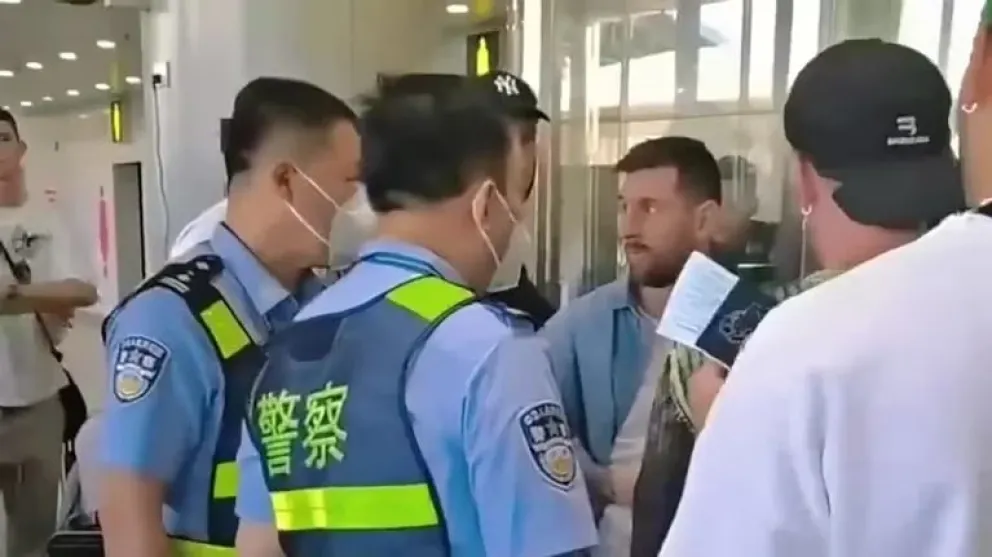 VIDEO: Messi llegó a China pero tuvo problemas con su pasaporte