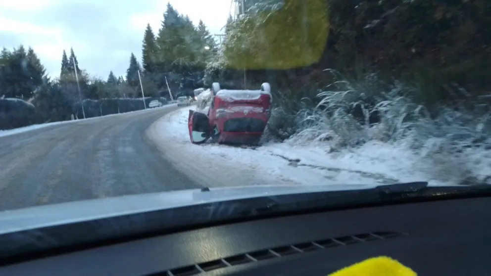 Tras la nevada el hielo hace estragos: aparatoso vuelco en complicada curva de Bustillo