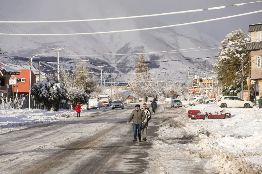 Preciosas instantáneas, nieve, hielo y muchísimo trabajo para los vecinos de Bariloche