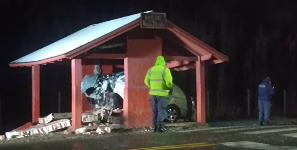 Perdió el control del auto y se estrelló contra una garita de la Ruta 40