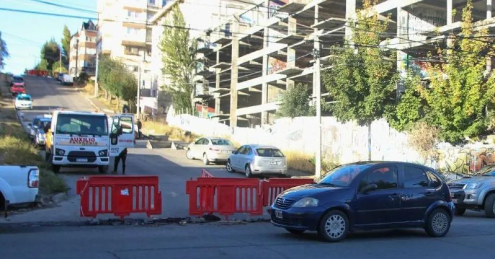 Hubo quejas por congestión vehicular a raíz del socavón y el municipio tomó una medida provisional