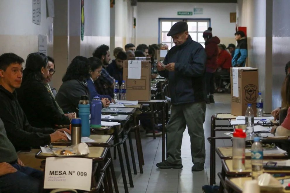 En una mañana fría, Dina Huapi elige a su futuro intendente