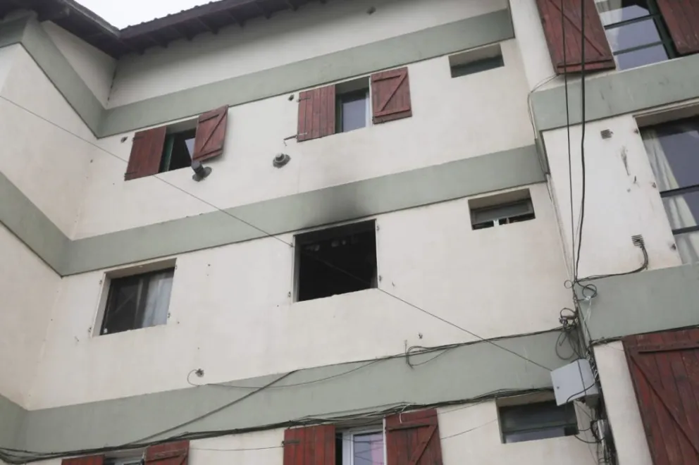 Bronca de vecinos tras el incendio: “estaban colgados de la luz porque se las habían cortado”