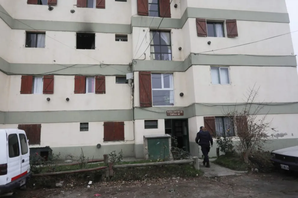 Les cortaron la luz y con la vela con que alumbraban se incendió el departamento