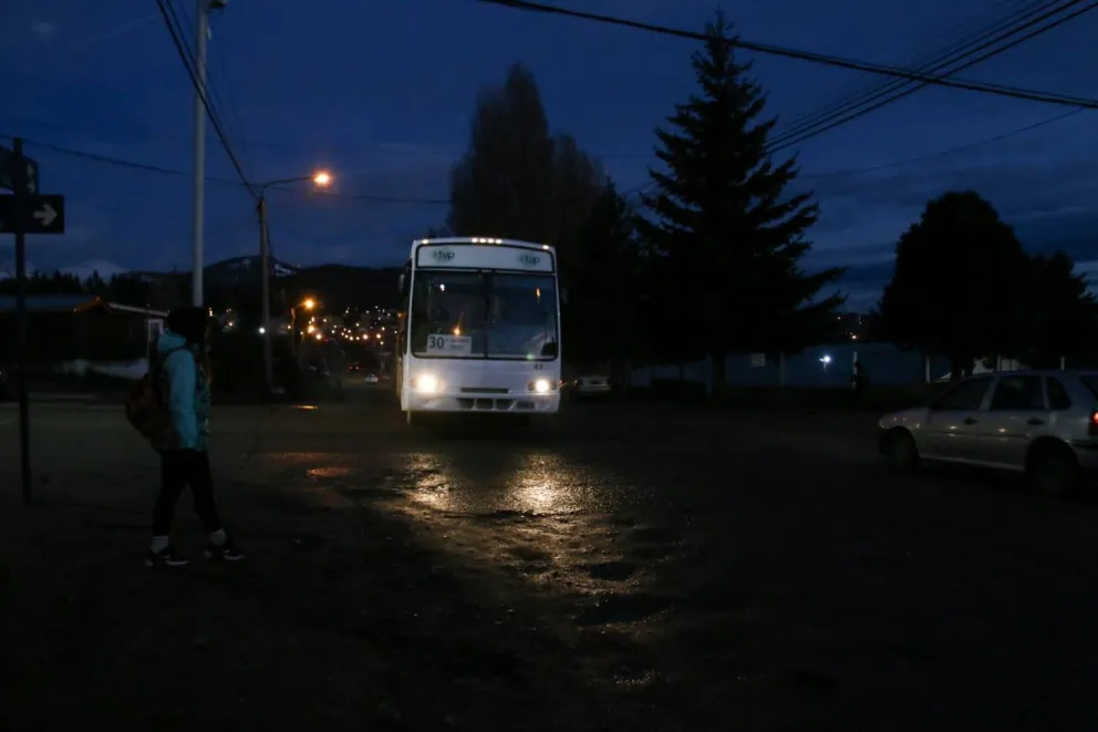 Otro colectivo urbano fue apedreado por desconocidos en el Alto