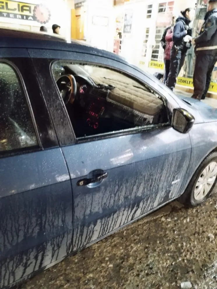 Entre vecinos atraparon a un ladrón que violentó un auto estacionado