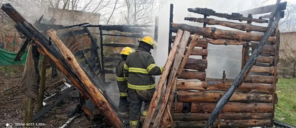 Las llamas consumieron por completo una vivienda de madera 