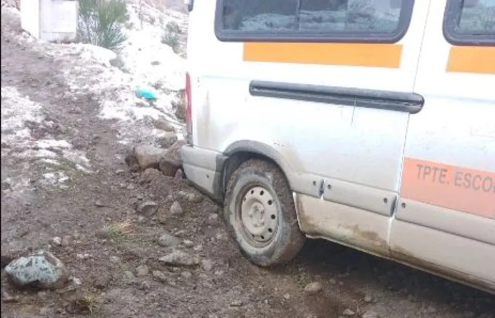 Video: Un transporte escolar tuvo complicaciones para subir por una calle del Malvinas 