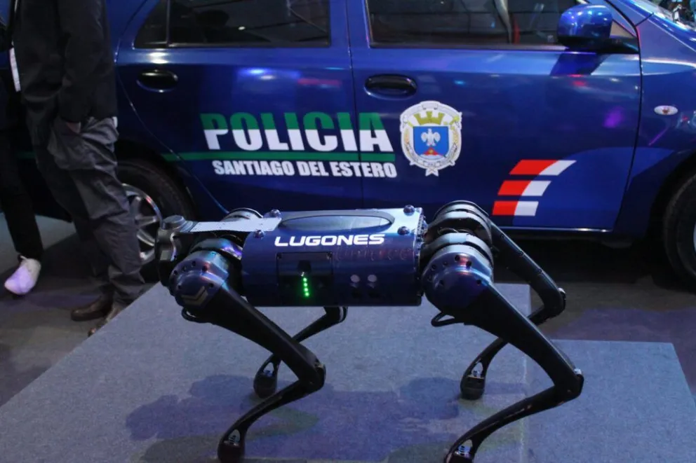 Presentaron al “cabo Lugones”, el perro robot de la Policía santiagueña que es furor en una feria tecnológica