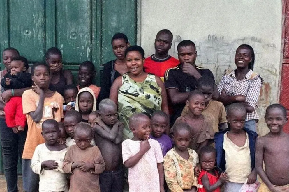 Uganda: una mujer de 43 años tiene 44 hijos debido a una extraña condición médica