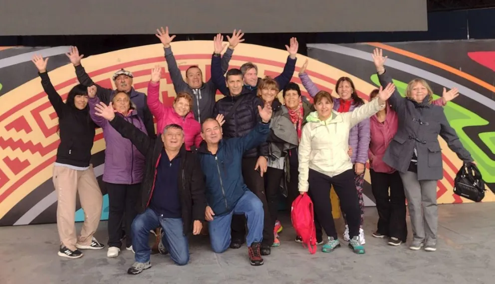 El grupo de danzas de folklore de adultos de Peña Los Cerrillos subió al escenario de Cosquín
