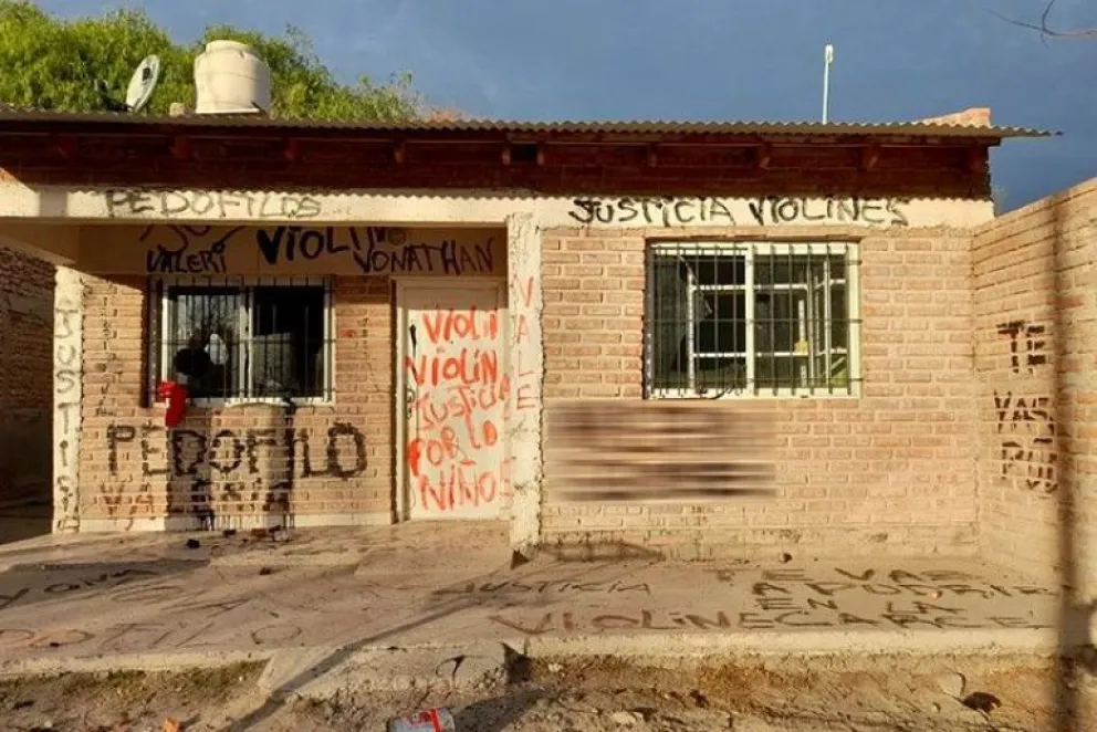 Detuvieron a la pareja acusada de abuso sexual contra sus tres hijos en Roca