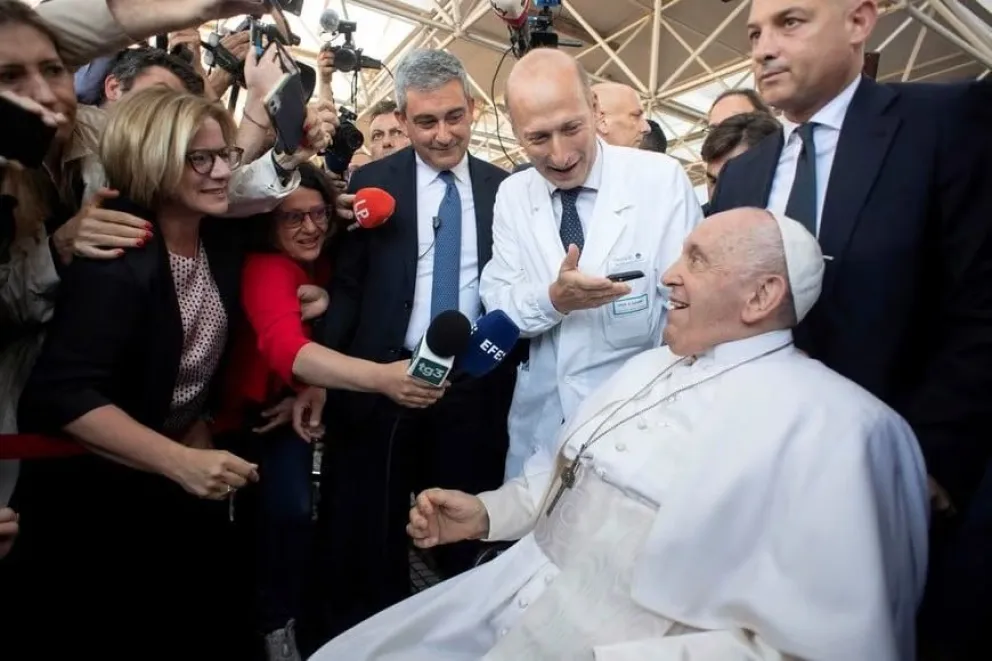 Dieron de alta al papa Francisco tras la operación en el abdomen