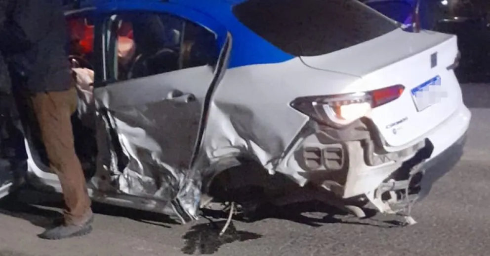 Un taxi perdió una rueda tras violento choque contra un remis en avenida de los Pioneros