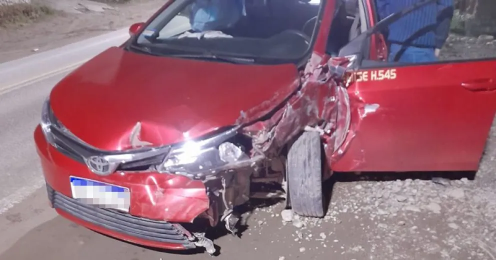 Manejaba alcoholizado el remisero que le arrancó la cubierta a un taxi en fuerte accidente