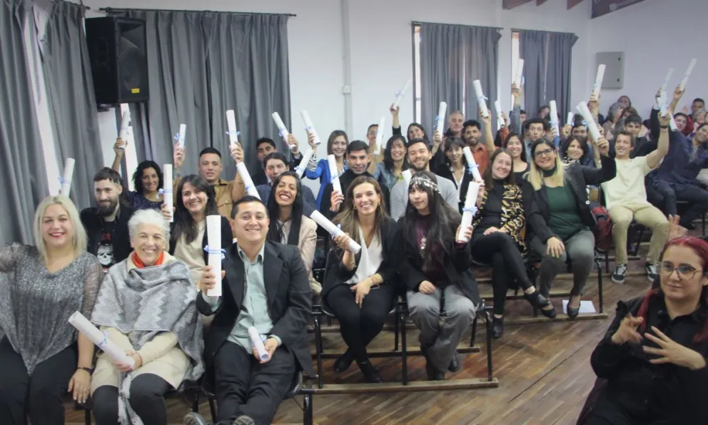 Graduados de la UNCo Bariloche recibieron sus títulos en emotiva ceremonia