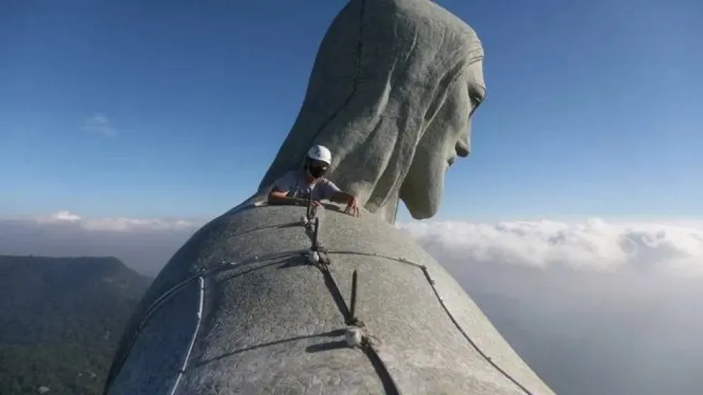 Un argentino vive dentro de uno de los brazos del Cristo Redentor en Brasil