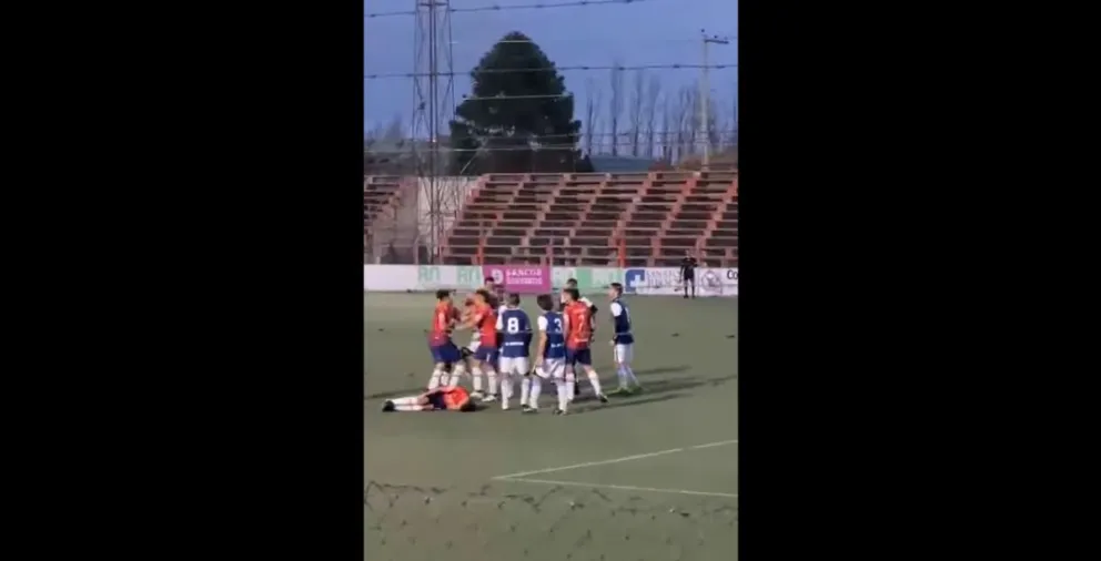 VIDEO: Patada criminal y golpes de puño en un duelo de la Liga Confluencia