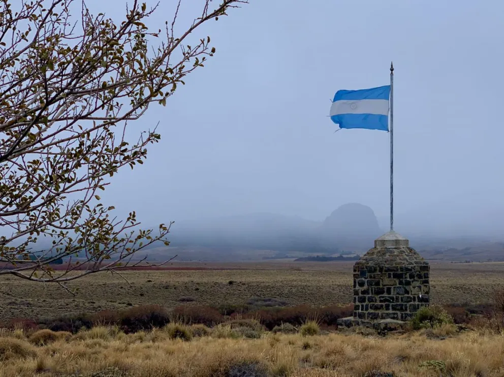 Izar la bandera y cantar el Himno; nada más, nada menos