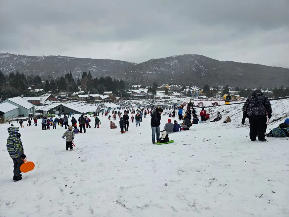 ¡Qué manera de disfrutar los turistas con la nieve en Catedral!