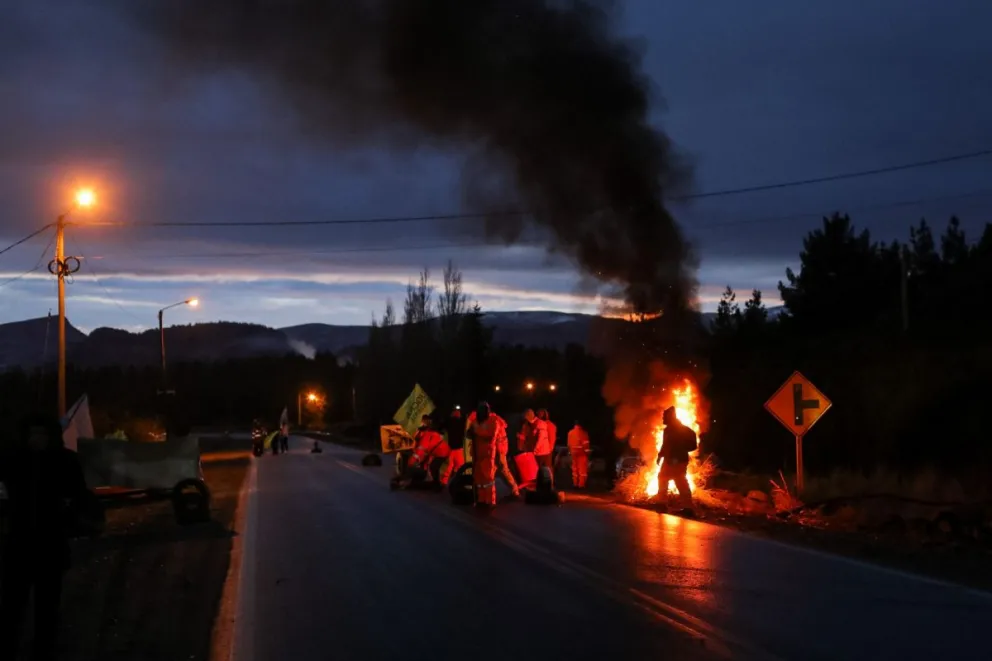 Trabajadores cortaron en forma parcial la ruta de acceso a Bariloche 