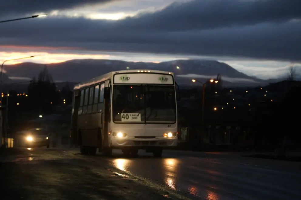 Conductor enojado siguió a un colectivo de Mi Bus y cuando se detuvo, le rompió un vidrio