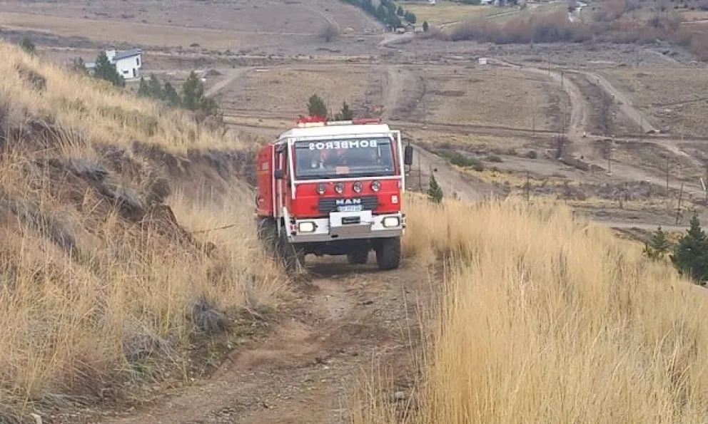 Bomberos acudían a rescatar a turistas en la montaña y volcaron en un camión