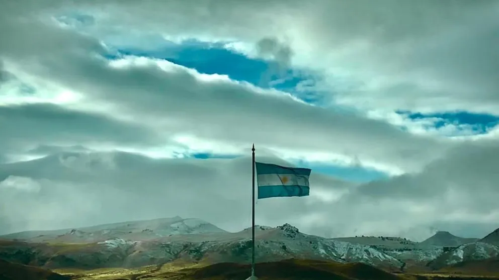 Las diversas caras de un Día de la Bandera extraño