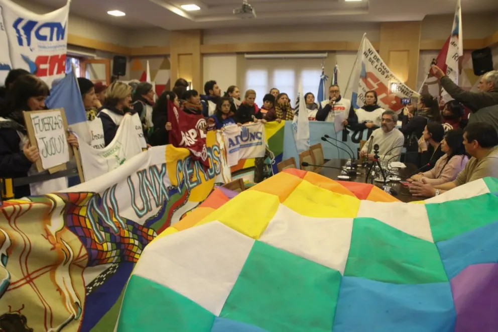 Manifestantes contra de la represión en Jujuy ingresaron al Deliberante de Bariloche 