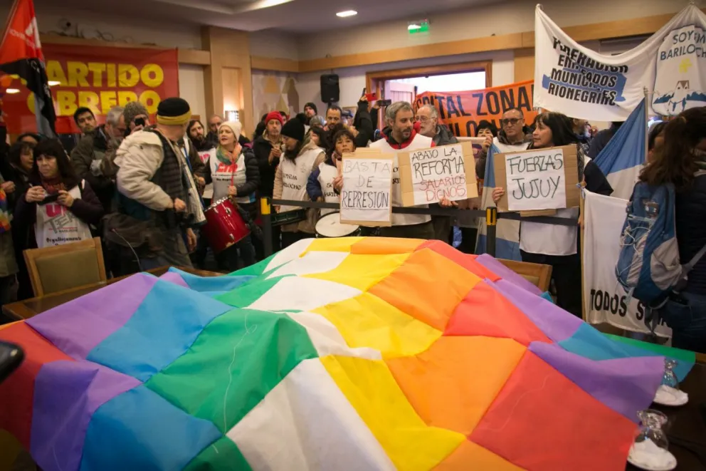 Bariloche se vistió con los colores jujeños y exigió el fin de la represión en el norte