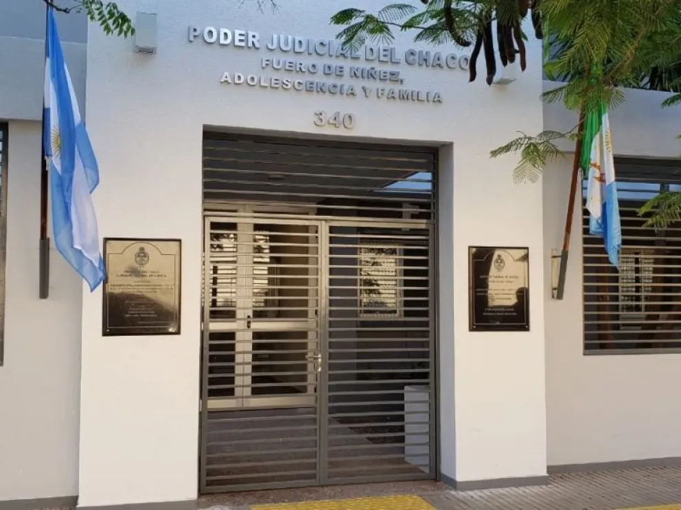 Un nene fue abusado por su abuelo, lo denunciaron, pero la jueza insiste en la revinculación