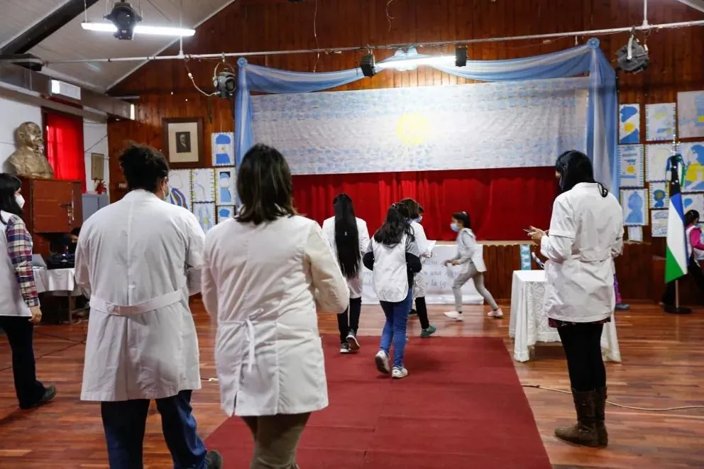 “Sí, prometo”: centenares de chicos y chicas de cuarto grado prometen fidelidad a la bandera en Bariloche