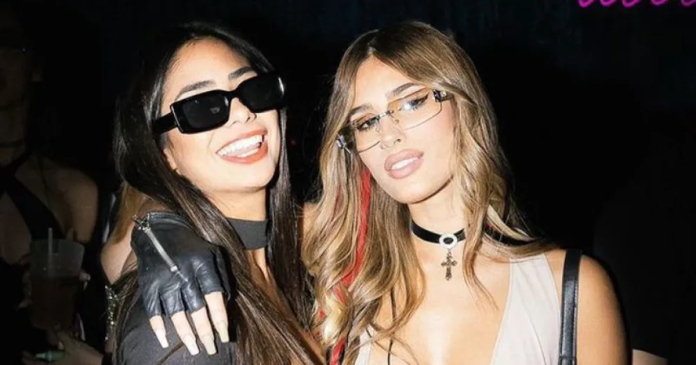 Julieta Poggio publicó su foto más hot: en la cama junto a Daniela y en... ¡pijamas!
