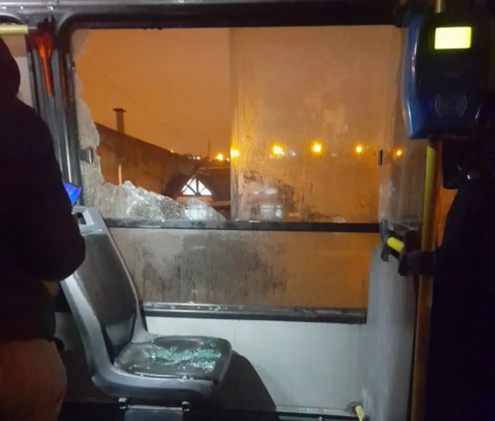 Vuelven a destrozar de un piedrazo los cristales de un colectivo de Mi Bus