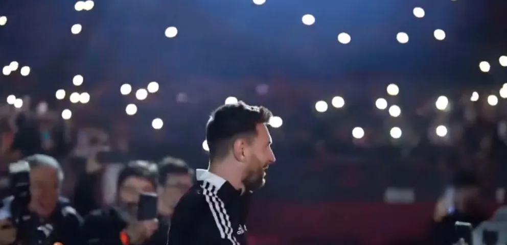 ¡Explotó el Coloso! Así fue el recibimiento de Messi en la cancha de Newell’s