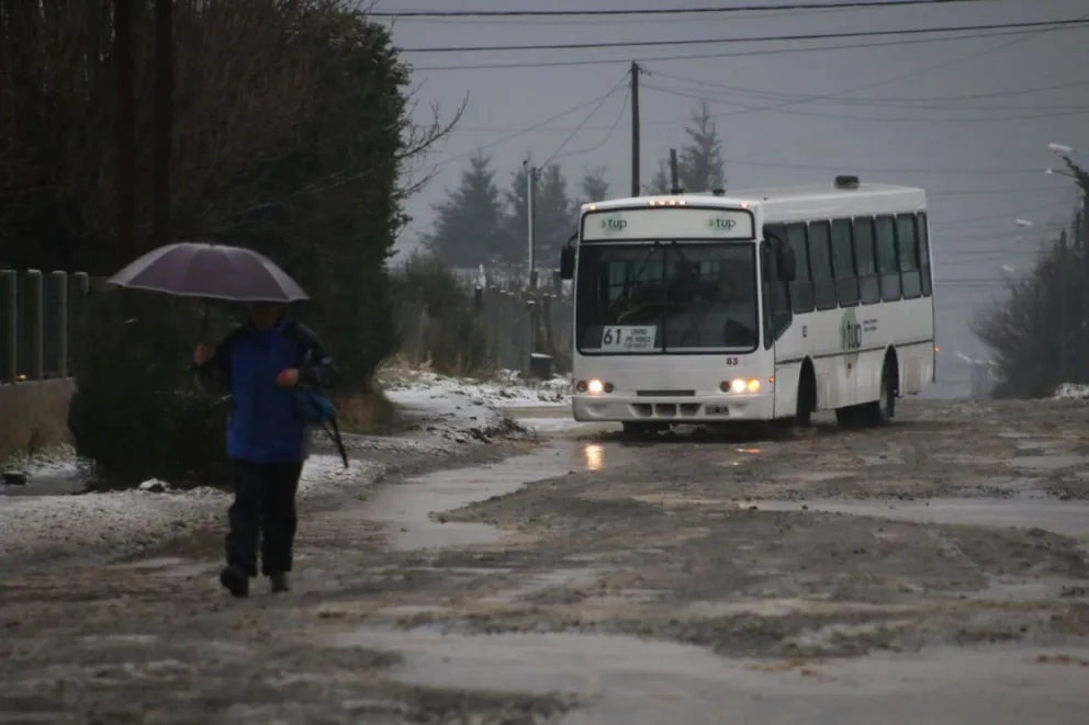Bariloche despertó nevado en algunos barrios pero luego llegó una intensa lluvia