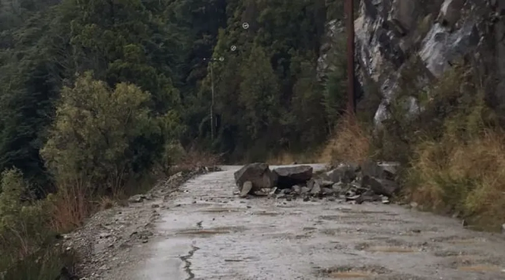 Despejaron las rocas del camino a Colonia Suiza y ya se encuentra transitable 