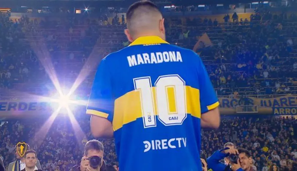 Homenaje a Maradona: Riquelme y el gesto a Diego en su partido despedida